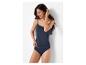 Lachende vrouw in een marineblauwe camisole en slip