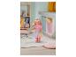 BABY born pop met blond haar, roze zeemeermin T-shirt en regenboog tutu rok.