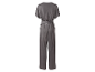 Une combinaison grise à manches courtes et ceinture.