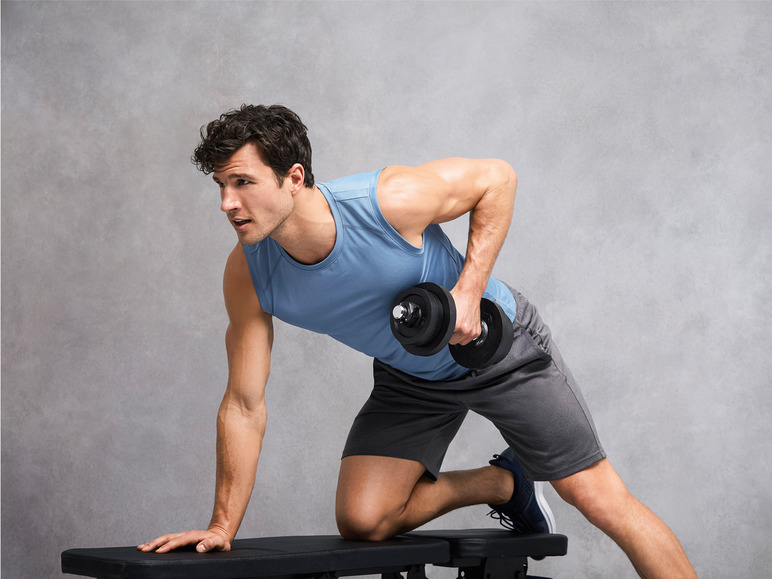 Man met een halter op een trainingsbank