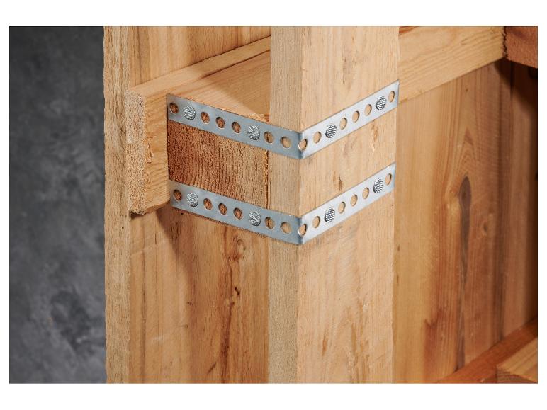 Houten constructie met metalen hoekbeugels en spijkers.
