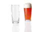 Verre à bière vide et bière ambrée pleine.