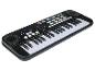 Zwart elektronisch keyboard met witte en zwarte toetsen, diverse knoppen en een digitaal display