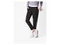 Une personne portant un pantalon noir, une chemise blanche, un pull gris et des baskets blanches.