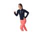 Femme en haut de course à manches longues bleu marine avec fermeture éclair rose et leggings corail à motifs.