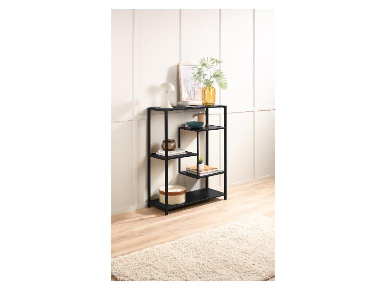 Étagère noire avec décorations et plantes, sur un parquet avec un tapis.