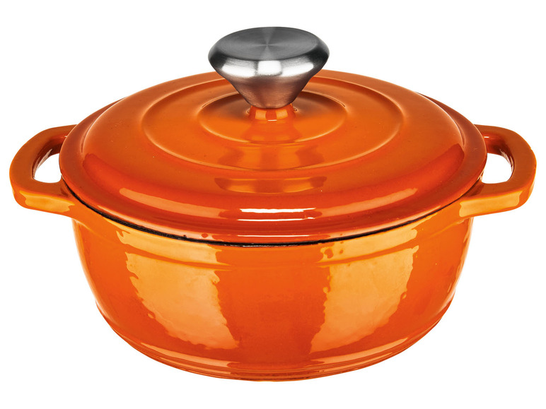 Une cocotte en fonte orange avec un couvercle.