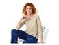 Femme aux cheveux roux bouclés, portant un t-shirt beige à manches longues et un jean, assise sur une chaise.