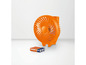 Een oranje draagbare ventilator met batterijen van Tronic.