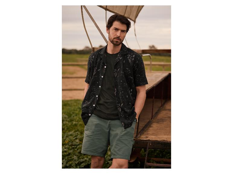 Kort mouw overhemd met print en korte broek: casual look voor heren.