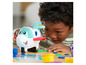 Un enfant joue avec un avion en plastique et de la pâte à modeler.