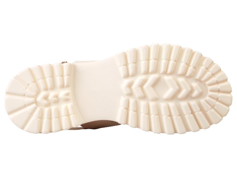 Beige schoenenzolen, onderaanzicht.