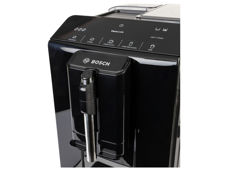 Een zwarte Bosch VeroCafe koffiemachine met knoppen voor espresso, koffie, cappuccino, latte macchiato en melk.