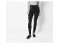 Zwarte skinny jeans met een elastische tailleband en bruine suède schoenen.