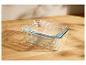 Récipients de rangement en verre empilés sur une table en bois sous lumière naturelle.