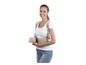 Une femme portant une ceinture dorsale et abdominale.