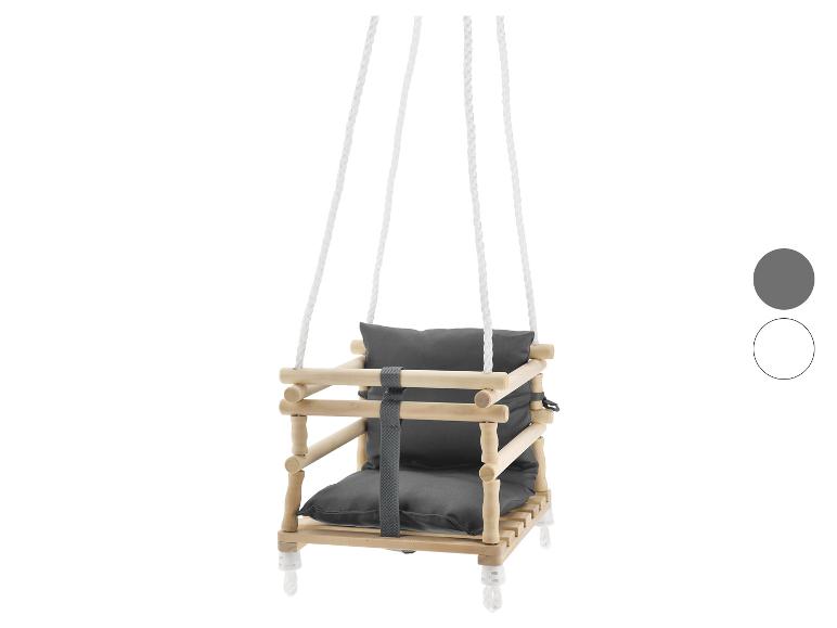 Houten babyschommel met grijze kussens en witte touwen.