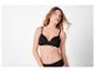 Vrouw in zwarte beha en slip.