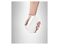 Een witte draagbare Bluetooth-luidspreker in de hand.
