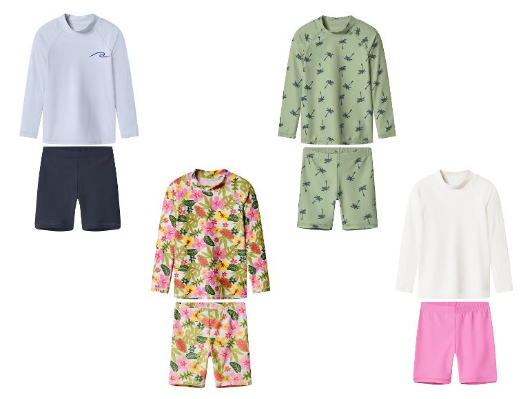 Sets van zwemshirts met lange mouwen en zwemshorts voor kinderen in diverse kleuren en patronen.