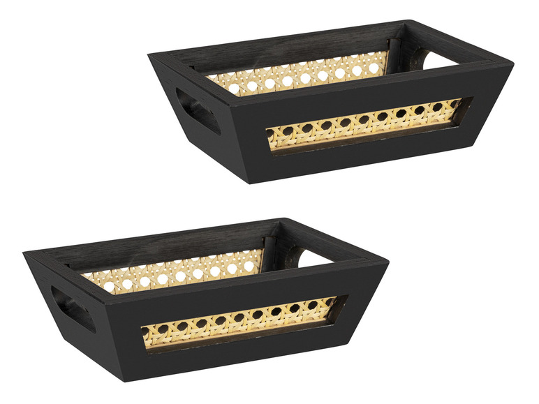 Deux paniers en bois noir avec un fond en osier.