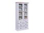 Vitrine blanche en bois avec portes vitrées et trois tiroirs.
