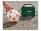 Un homme gonfle un ballon de football avec un compresseur d'air vert.