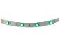 Groene LED-strip met circuits en elektronische componenten op een witte achtergrond.