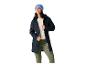 Vrouw met blauwe muts, donkerblauwe jas en olijfgroene legging