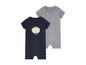 Twee baby rompers, een met een appelprint en een met sterren.