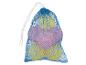 Blauwe nettas met gele en roze golfballen.