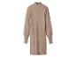 Beige geribbelde jurk met pofmouwen en colkraag.