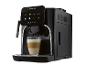 Machine à café automatique noire avec un verre de latte macchiato sur le plateau