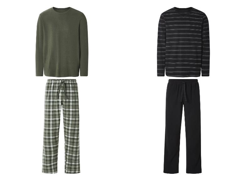 Deux ensembles de pyjama : un haut vert uni avec un pantalon à carreaux verts et un haut rayé noir avec un pantalon noir.