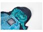 Une veste imperméable bleue avec une capuche et une étiquette pour le nom