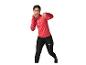 Femme en haut de sport rouge et legging noir en position de boxe.