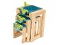 Een houten speelgoedkeuken met een blauwe spoelbak en groene bakken.