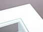 Witte tafel met glazen blad.