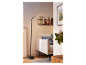 Een zwarte booglamp verlicht een moderne woonkamer.