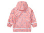 Een roze regenjas met regenboogprint voor kinderen.