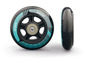 Deux roues de patins à roulettes noires avec des rayures bleues, 84 mm.