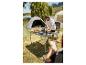 Camping : table pliante, chaises et réchaud utilisés près de tentes.