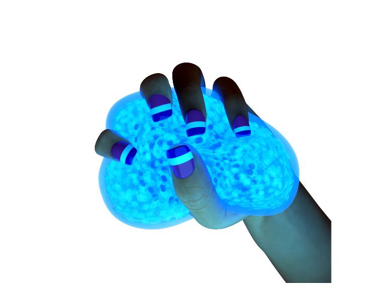 Hand knijpt in een gloeiende blauwe stressbal met gelakte nagels.