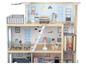 Een houten poppenhuis met meubels, een trap en een lift.