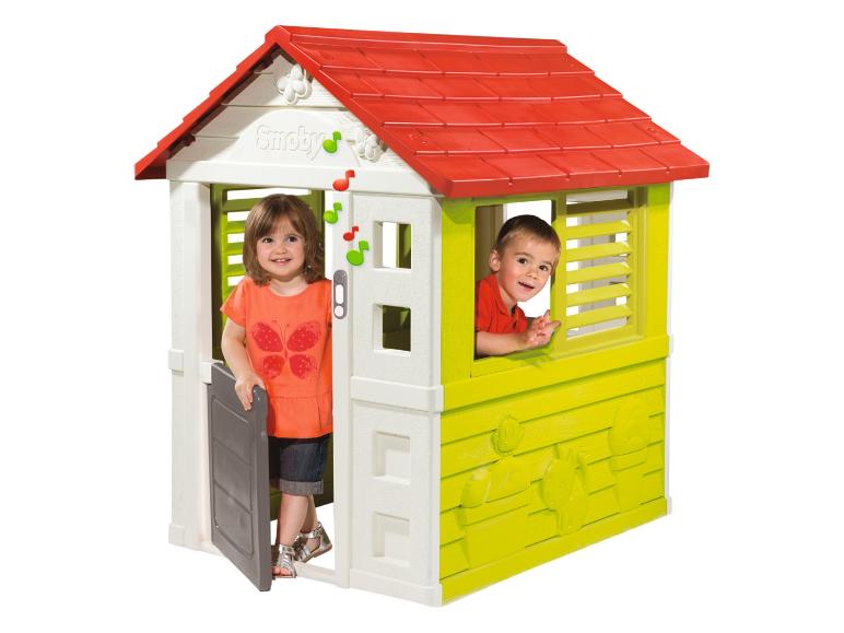 Een Smiggy speelhuis met een rood dak en twee kinderen die erin spelen.