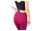 Femme en haut noir et legging rose mettant son téléphone dans sa poche.
