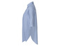 Een lichtblauwe, lange blouse met knopen.