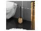 Brosse de toilette dorée avec manche noir.