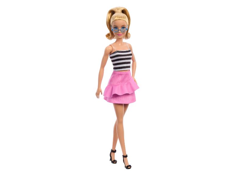 Barbie met een zwart-wit gestreepte top en een roze rok.