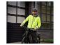 Man op een zwarte fiets met een gele regenjas